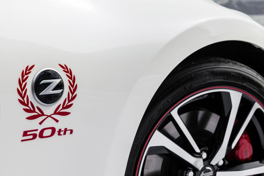 Логотип Nissan 370Z 50th Anniversary (Z34) 2019 года  (NA) (фото 28 из 29)
